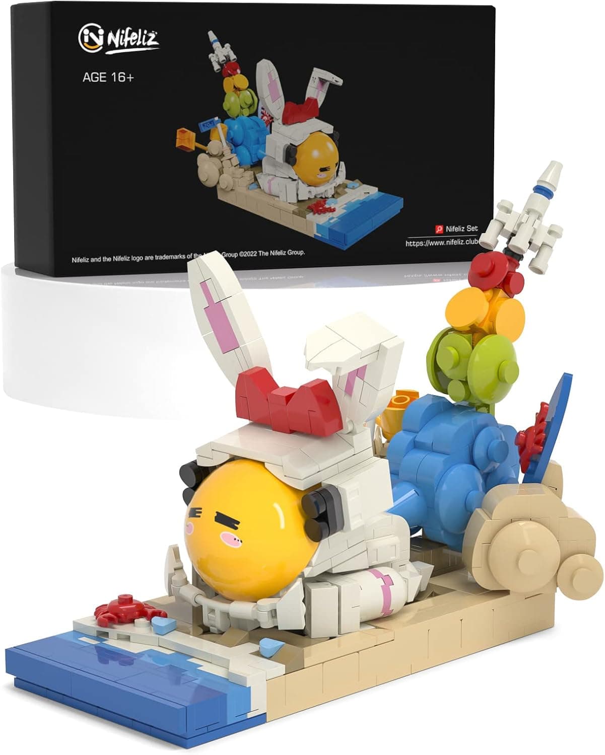 Nifeliz Astronaut On Vacation Building Set, Creative Space Astronaut Decorations for Adults and Kids, Build-and-Display Model, Collectible Astronaut Gift Building Sets (601 PCS)