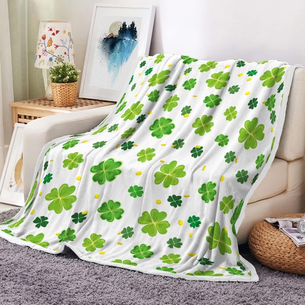 Happy St Patrick' s Day Throw Blankets, Lucky Green Four Leaf Clover Gold Pattern Warm Cozy Bed Couch Blanket， Light Creen White Fleece Flannel Blanket and Throws to Decorate the Room and Bedroom