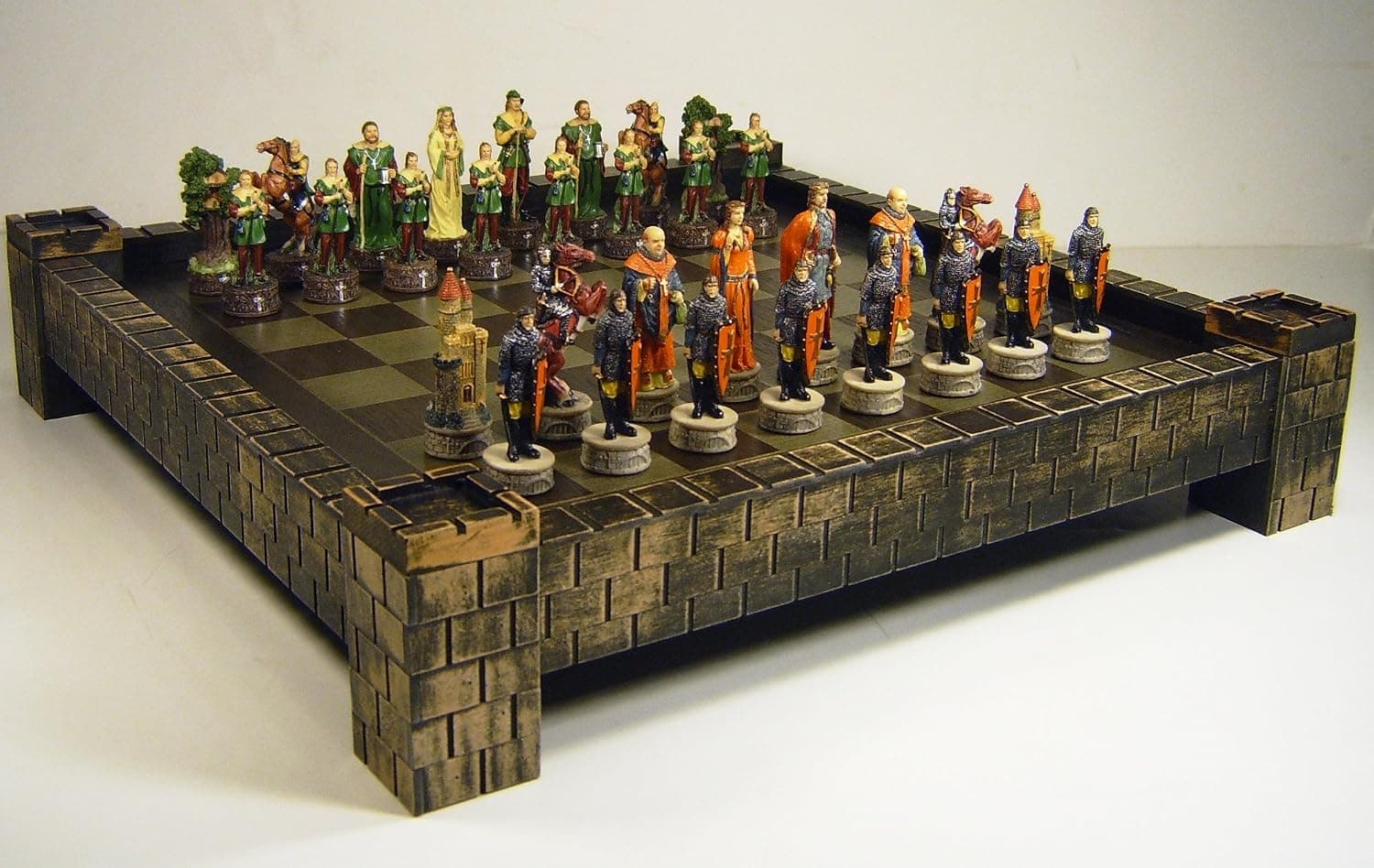 WW / HPL Medieval Times Robin Hood vs Sheriff of Nottingham Chess Set w/ 17" Castle Board