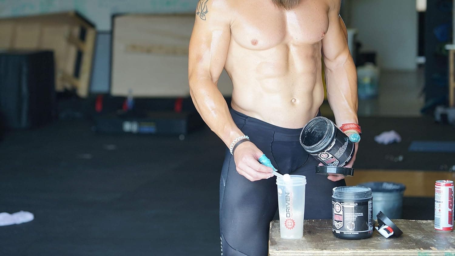 BlenderBottle Classic Shaker Bottle Perfect for Protein Shakes and Pre Workout, 20-Ounce (Black)