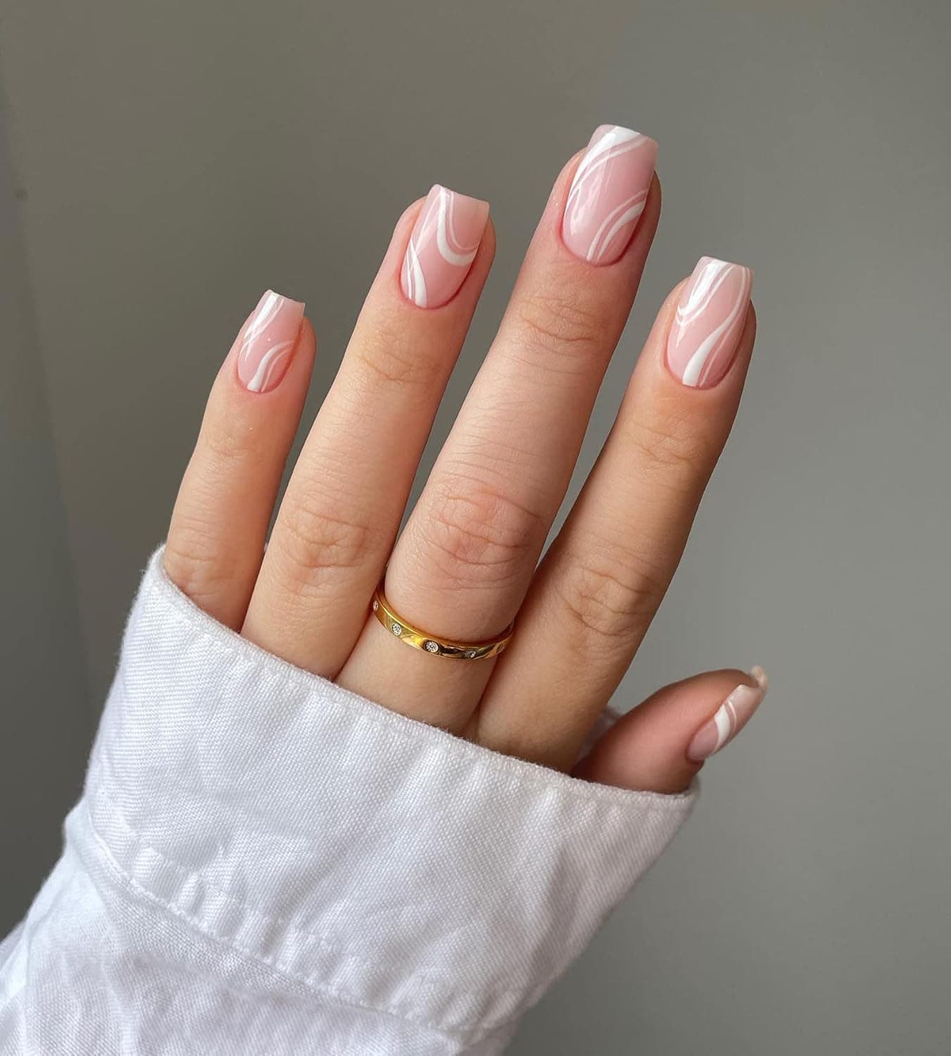Dudulanni 24 Pcs Press on Nails Medium with Designs, Fake Nails Stick Glue on Nails, False Nails with Glue Acrylic Nails for Women (Medium, White Swirl)