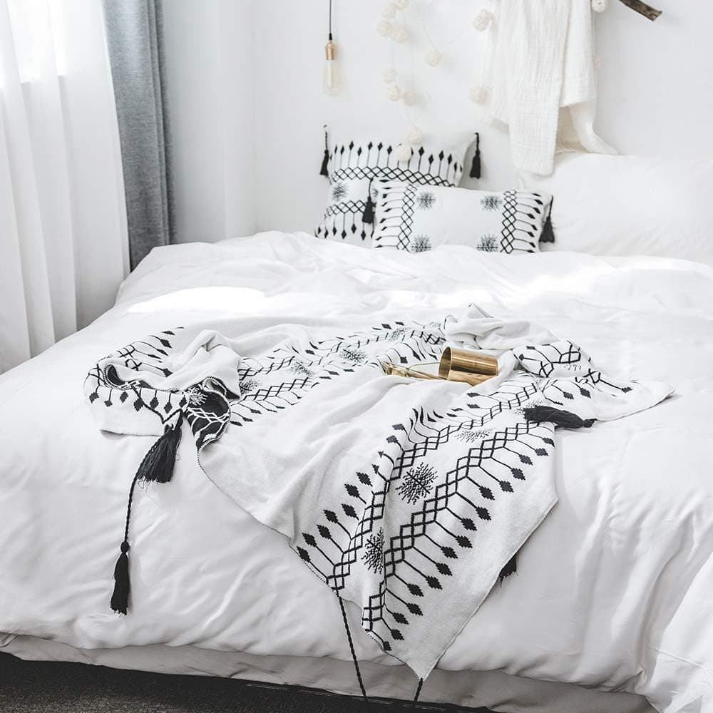 Yeasgo 100% Cotton Jacquard Knitted Throw Blanket, Decorative Black and White Reversible Super Soft Comfortable Breathable Cable Knit Summer Throw Blankets with Tassels (50x60inches)