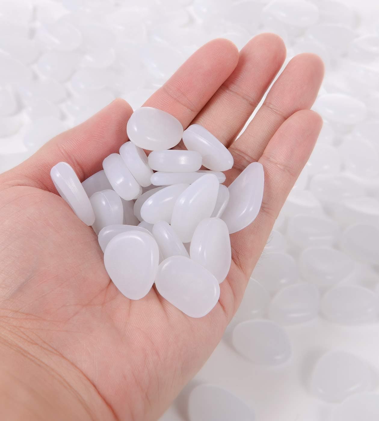 100 Pack Glow Stepping Stones,Glow in The Dark Pebbles for Outdoor Garden Decor Aquarium Fish Tank Garden Decorative LuminousRocks for Path Lawn Yard Walkway-White