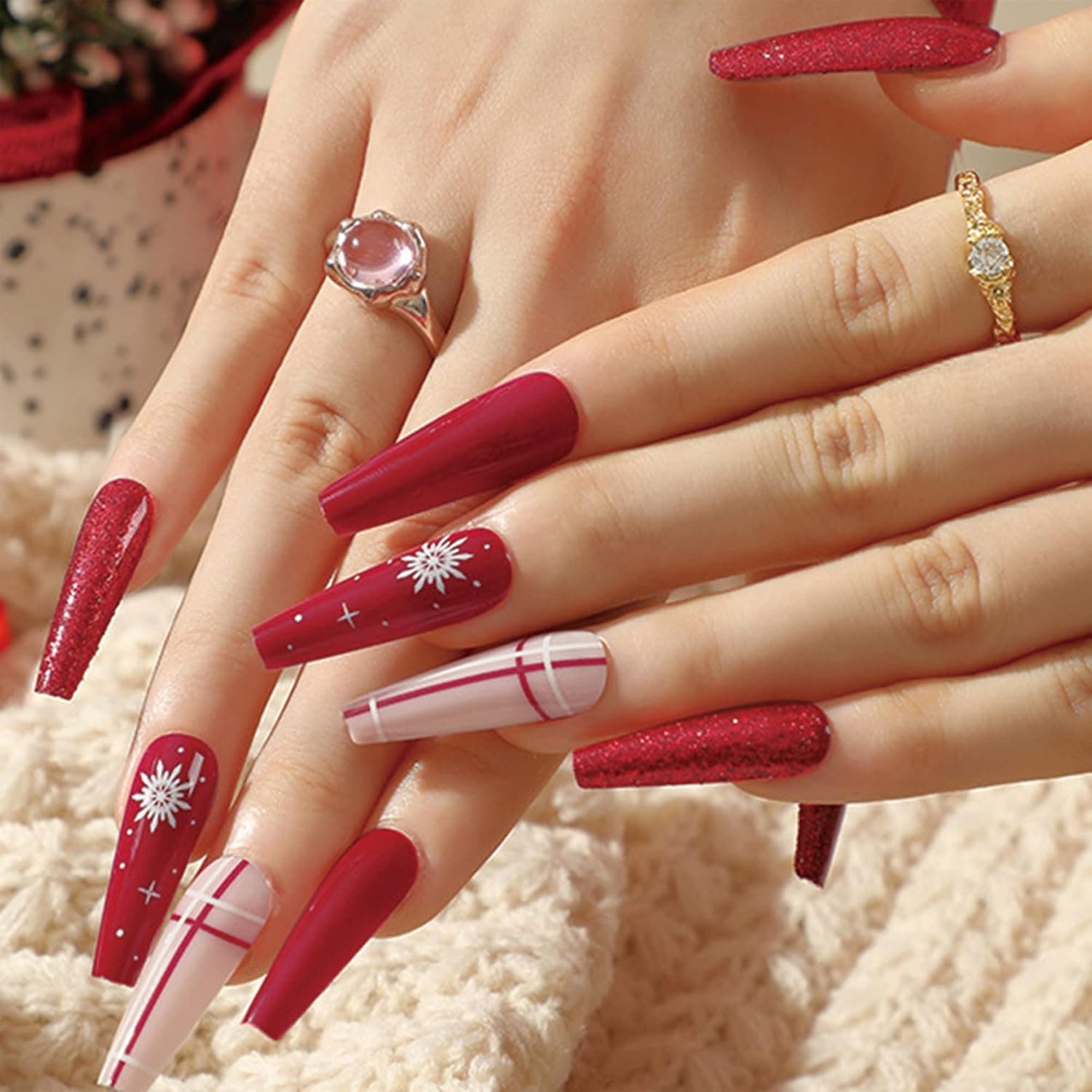 RODAKY Christmas Press on Nails Coffin Glossy Red Glitter Snowflake Christmas Long False Nails Full Cover Ballerina Red-white Stripe Fake Nail Xmas Nail Art Salon DIY Acrylic Tips Stick on Nails for Women 24Pcs